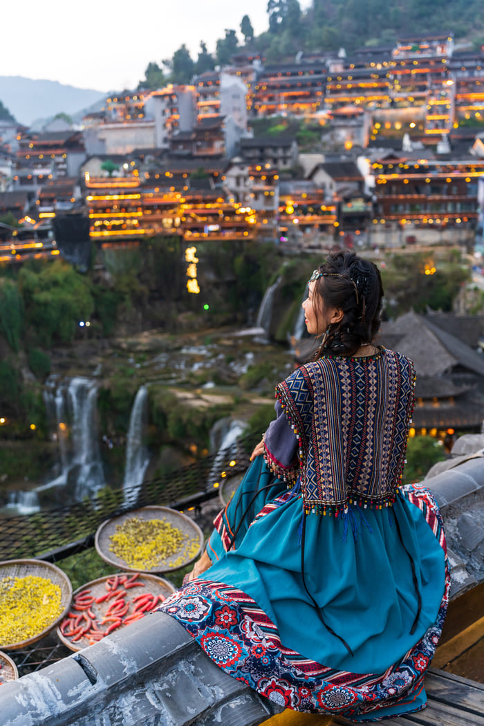 ciudad de lijiang con vista a la cascada con mujer asiatica mirando