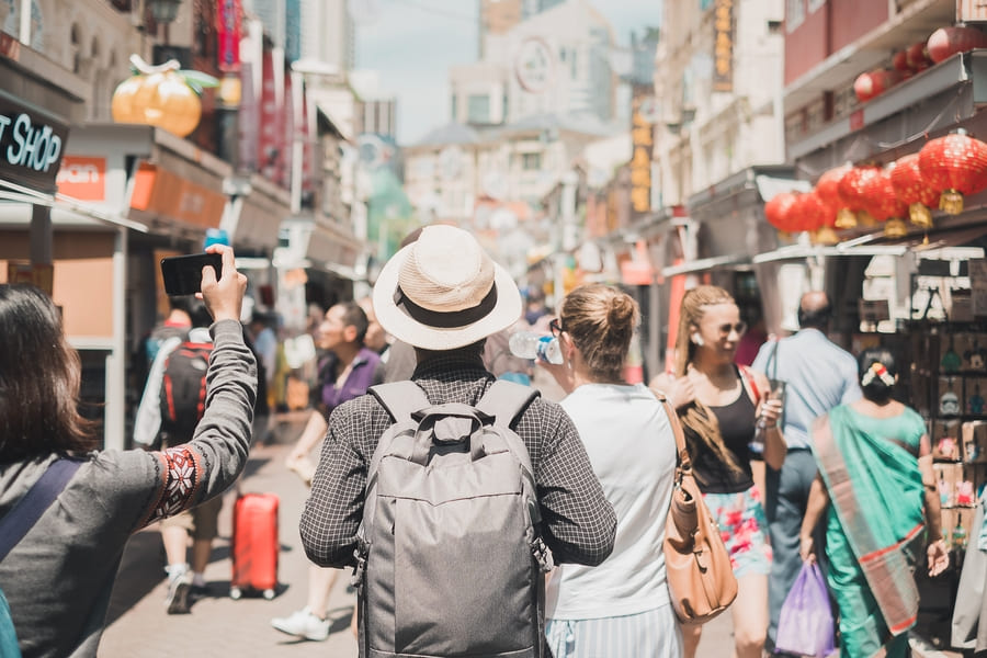 HOMBRE TURISTA EN MERCADO DE cHINA