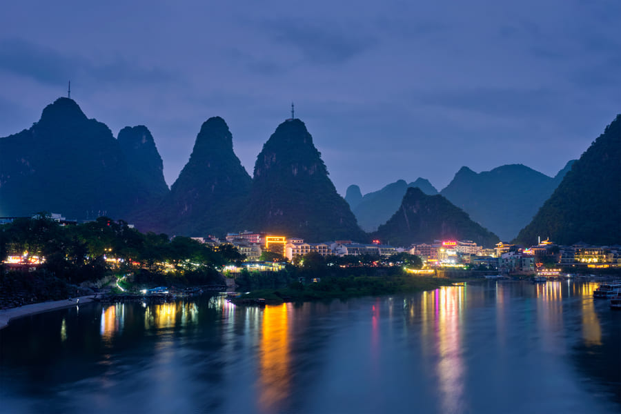 Yanshuo de noche con las montañas de fondo