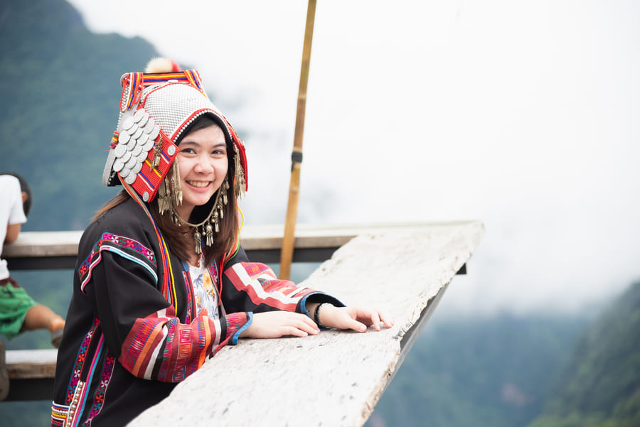 mujer con traje tradicional en Yunnan