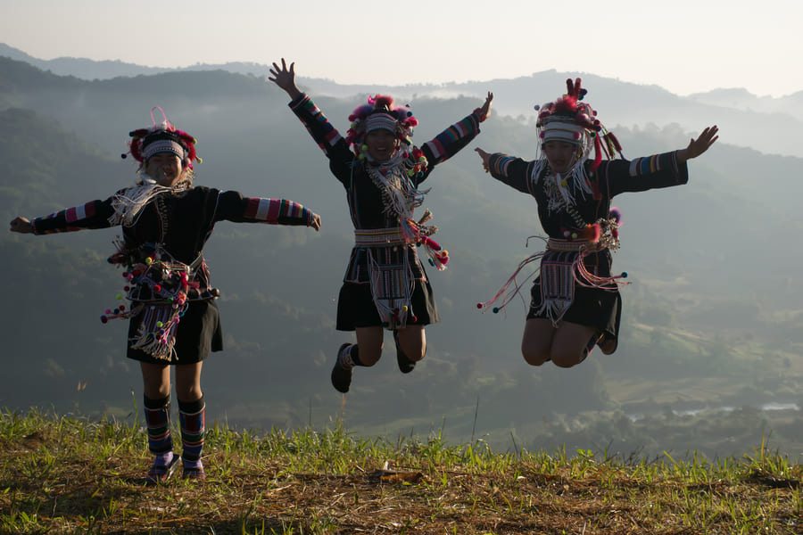 personas con trajes tipicos de china felices