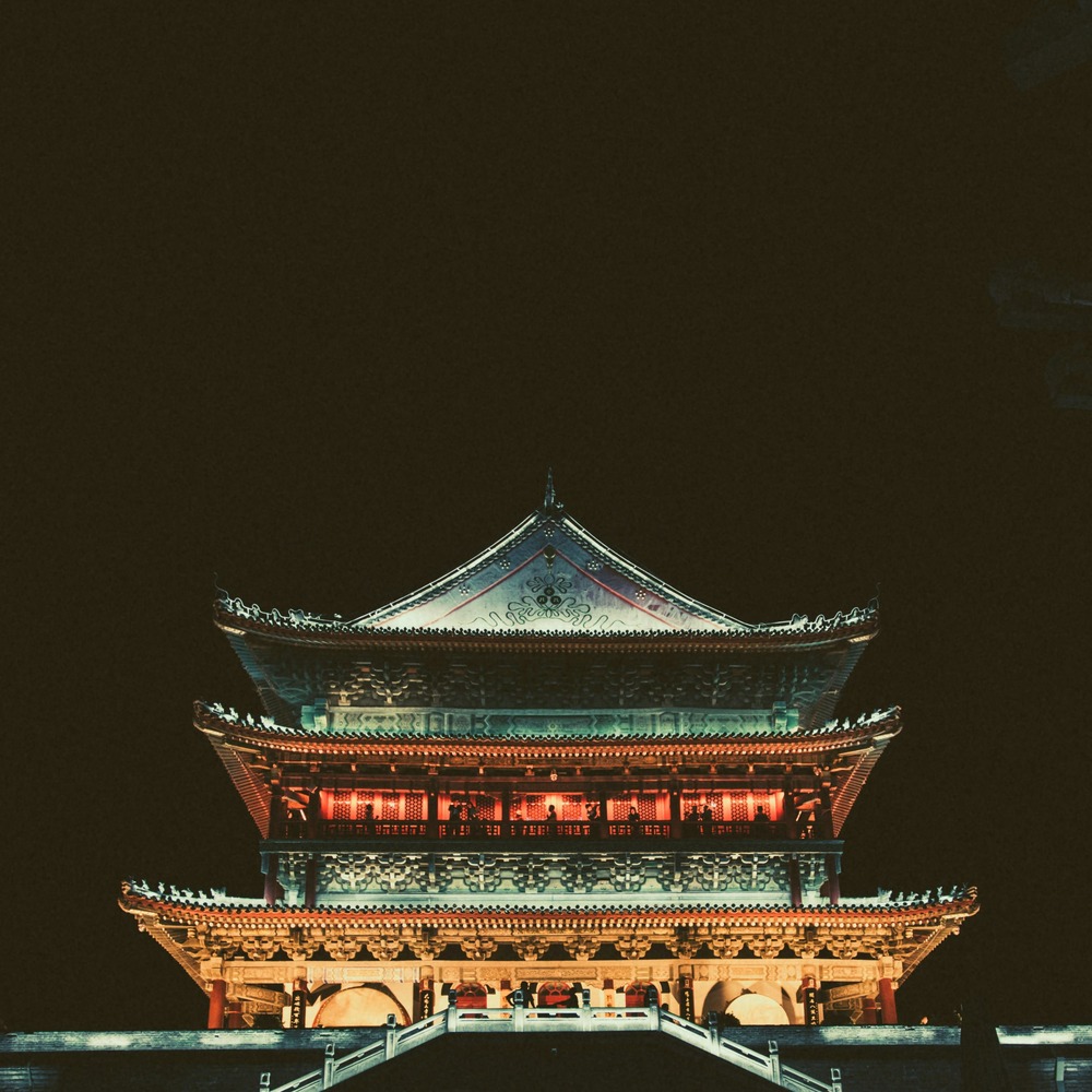 foto nocturna de templo chino