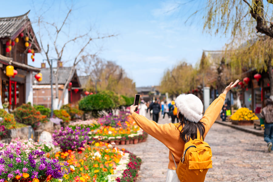 viajera en yunnan con brazos abiertos